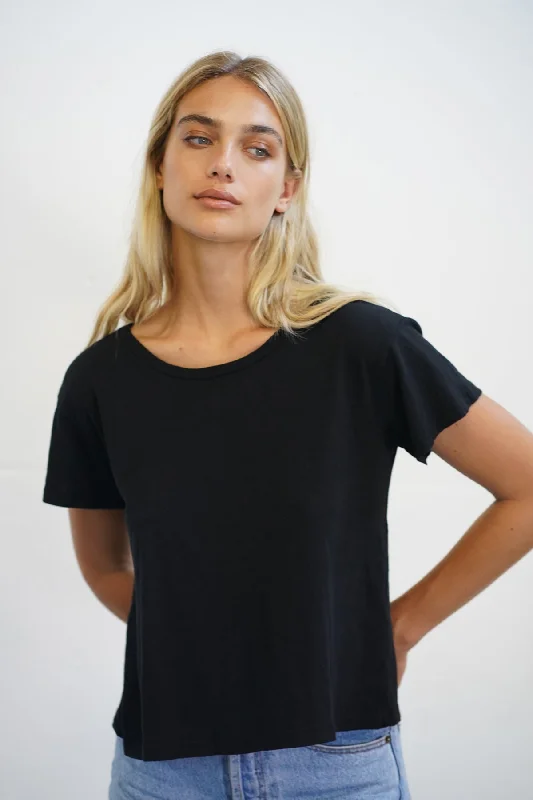 Women's Blouse with Short SleevesEssential Shaden Crew Neck Tee - Black