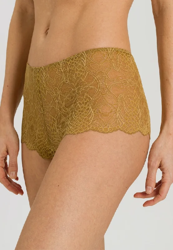 seamless panties with a concealed waistband and moisture-wicking finish for all-day wearLilova Boyleg - Gold